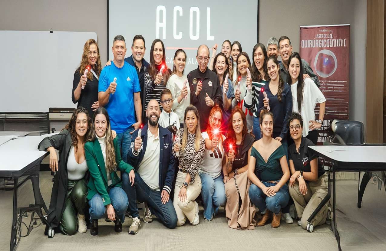 Participantes y docentes de Academia Láser reunidos en el aula