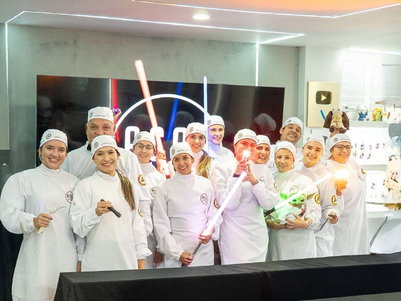 Grupo de participantes con uniforme sostiene piezas de mano encendidas